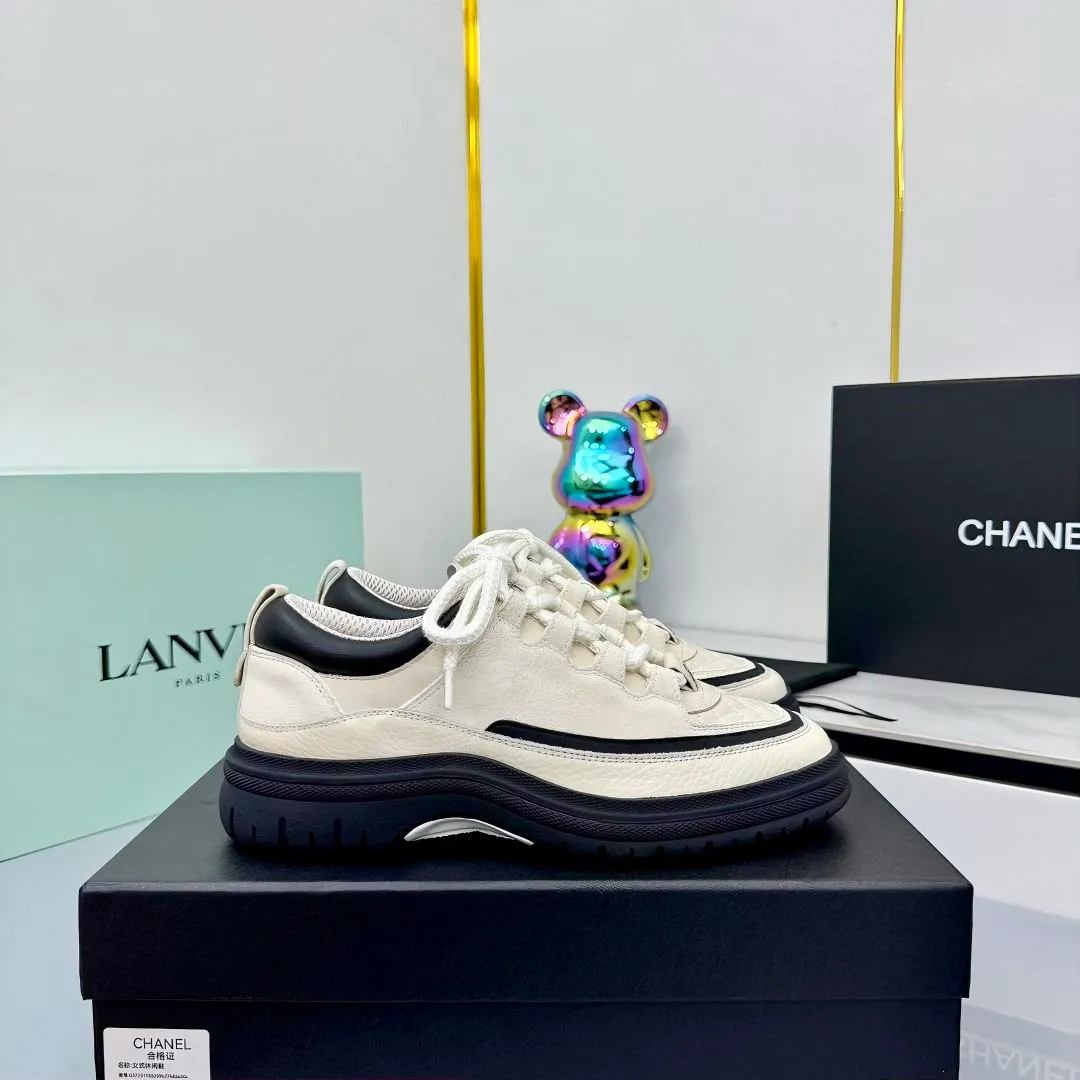 👟👟Ex-factory price 600👟👟 CHANEL 25C early autumn vacation style new casual shoes. A pair of comfortable shoes can reduce the fatigue on your feet. The new style is very versatile, whether it is daily wear or a sister party. It can be easily used for commuting in the workplace, outdoor sports and various occasions. It can increase the height, straighten the legs, modify the shape of the feet, is comfortable and comfortable without rubbing the feet, and has good breathability. It can also be worn in summer. Office workers can also easily own it when wearing it. The fabric is pebbled cowhide + plaid pad to show off sheepskin. The original open-molded rubber foam outsole! size: 35-40 (41 customized, non-refundable and non-exchangeable) 👉